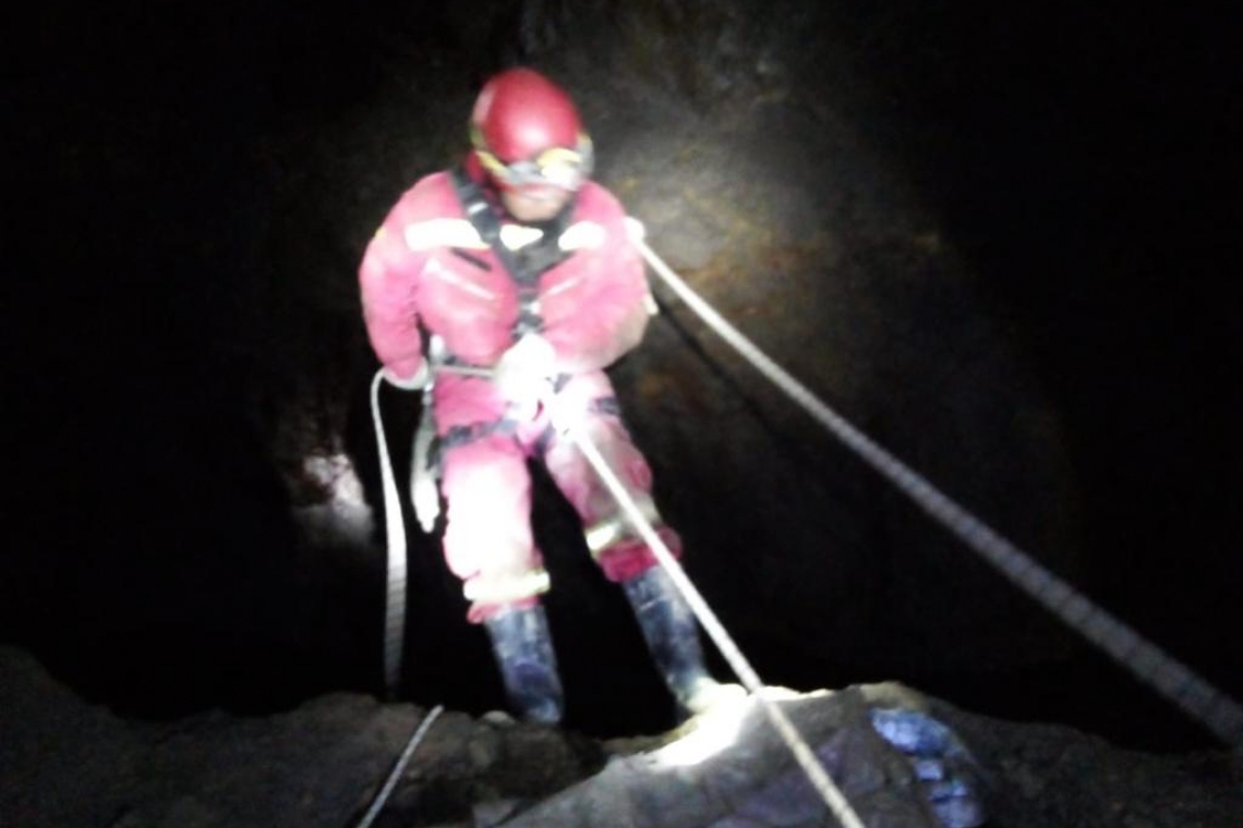 Bomberos se incursionan en mina San Lorenzo para rescatar a mineros fallecidos en Potosí