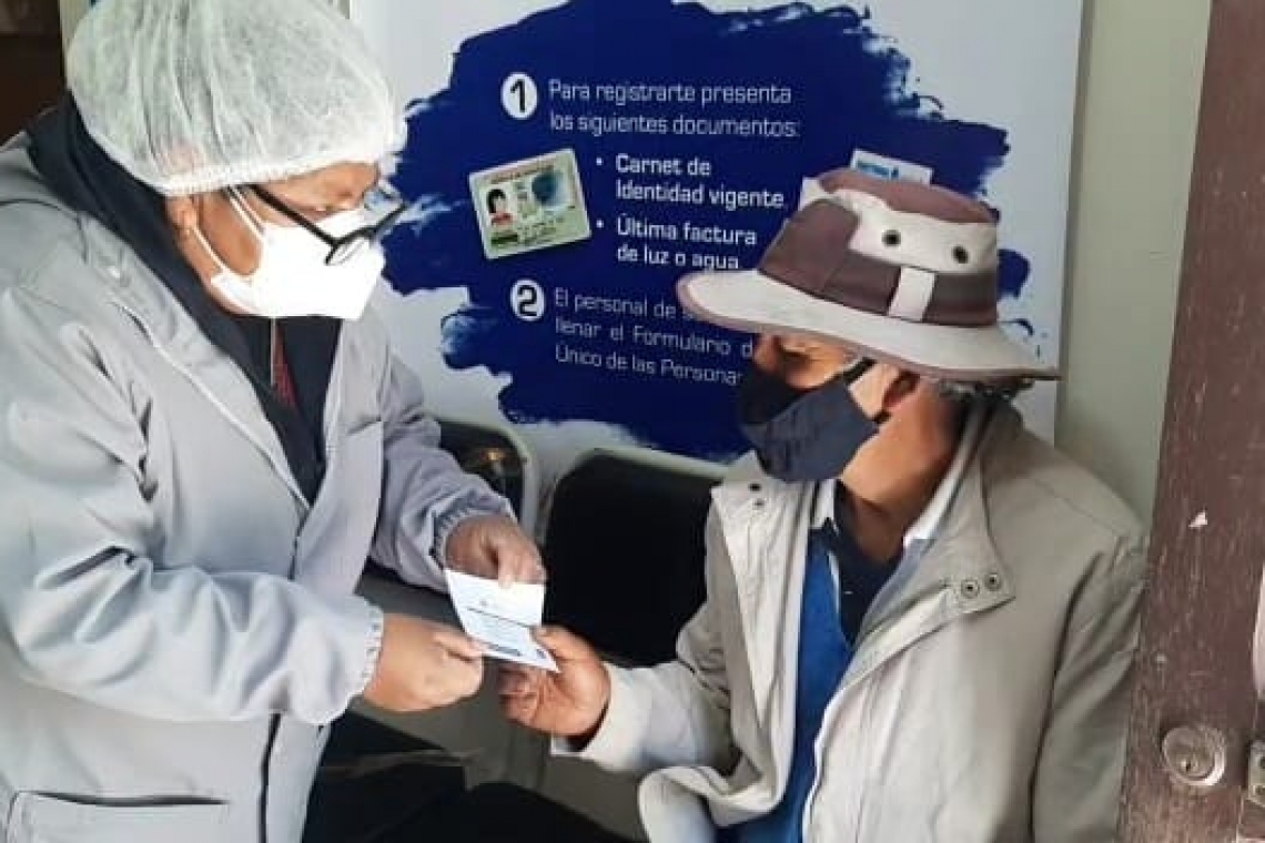 De un aproximado de 400 adultos mayores en Alto Oruro se vacunó a 80