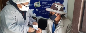 De un aproximado de 400 adultos mayores en Alto Oruro se vacunó a 80