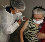 CNS continuará con la vacunación a adultos mayores este jueves