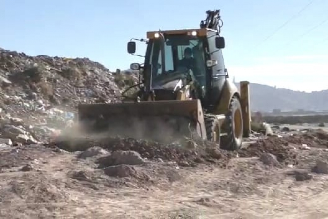 Construyen camino alterno al Centro de Aislamiento ante bloqueo