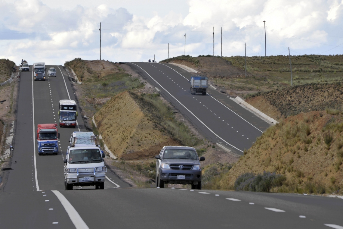 Salida de buses de La Paz a Cochabamba y Santa Cruz siguen suspendidas; a Oruro y al sur del país son normales