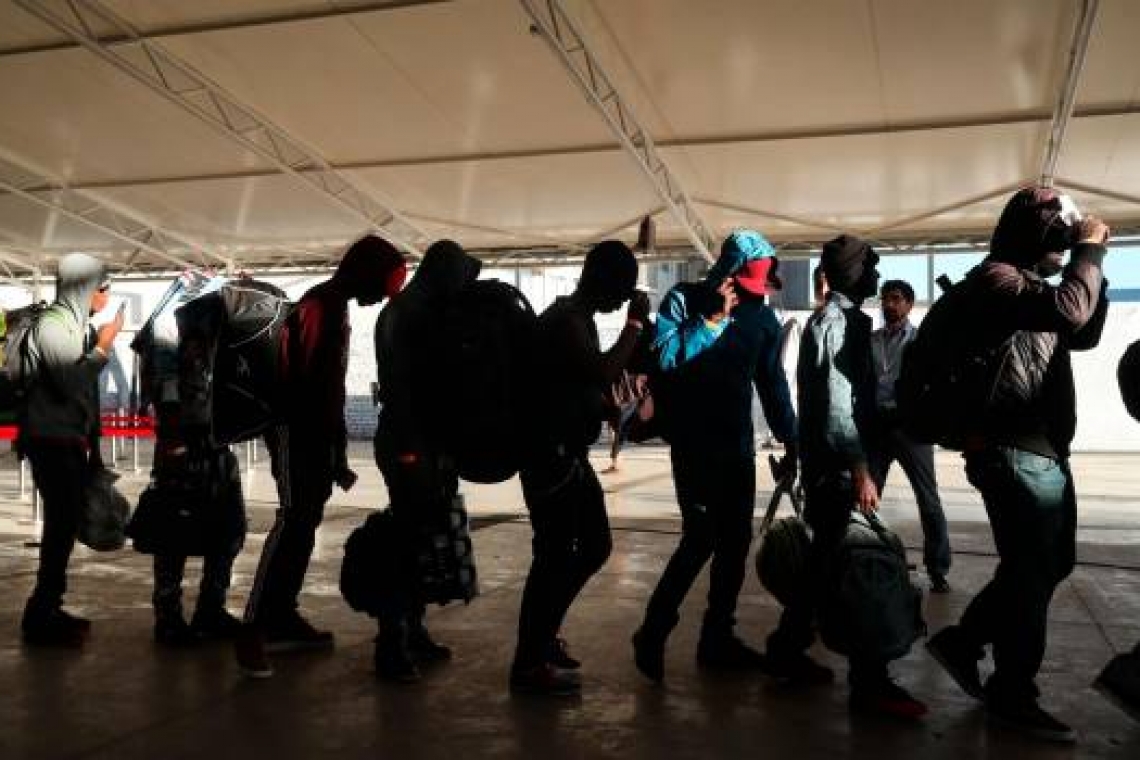 Migración intercepta a 37 haitianos indocumentados y Policía aprehende a dos choferes