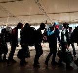 Migración intercepta a 37 haitianos indocumentados y Policía aprehende a dos choferes