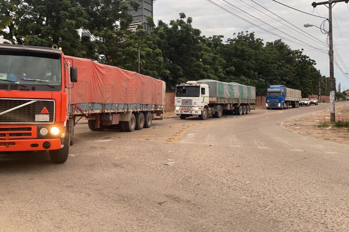 9 camiones que transportaban soya de  contrabando fueron incautados por la aduana