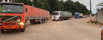 9 camiones que transportaban soya de  contrabando fueron incautados por la aduana