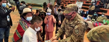 FFAA entrega libretas de servicio militar a personas con discapacidad en Oruro