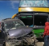 Colisión entre un “surubí” y un bus en la doble vía Oruro-La Paz deja a 4 personas heridas