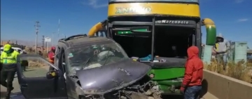 Colisión entre un “surubí” y un bus en la doble vía Oruro-La Paz deja a 4 personas heridas