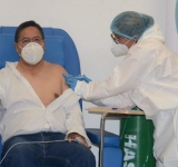 Presidente de Bolivia recibe primera dosis de la vacuna contra el coronavirus