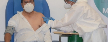 Presidente de Bolivia recibe primera dosis de la vacuna contra el coronavirus