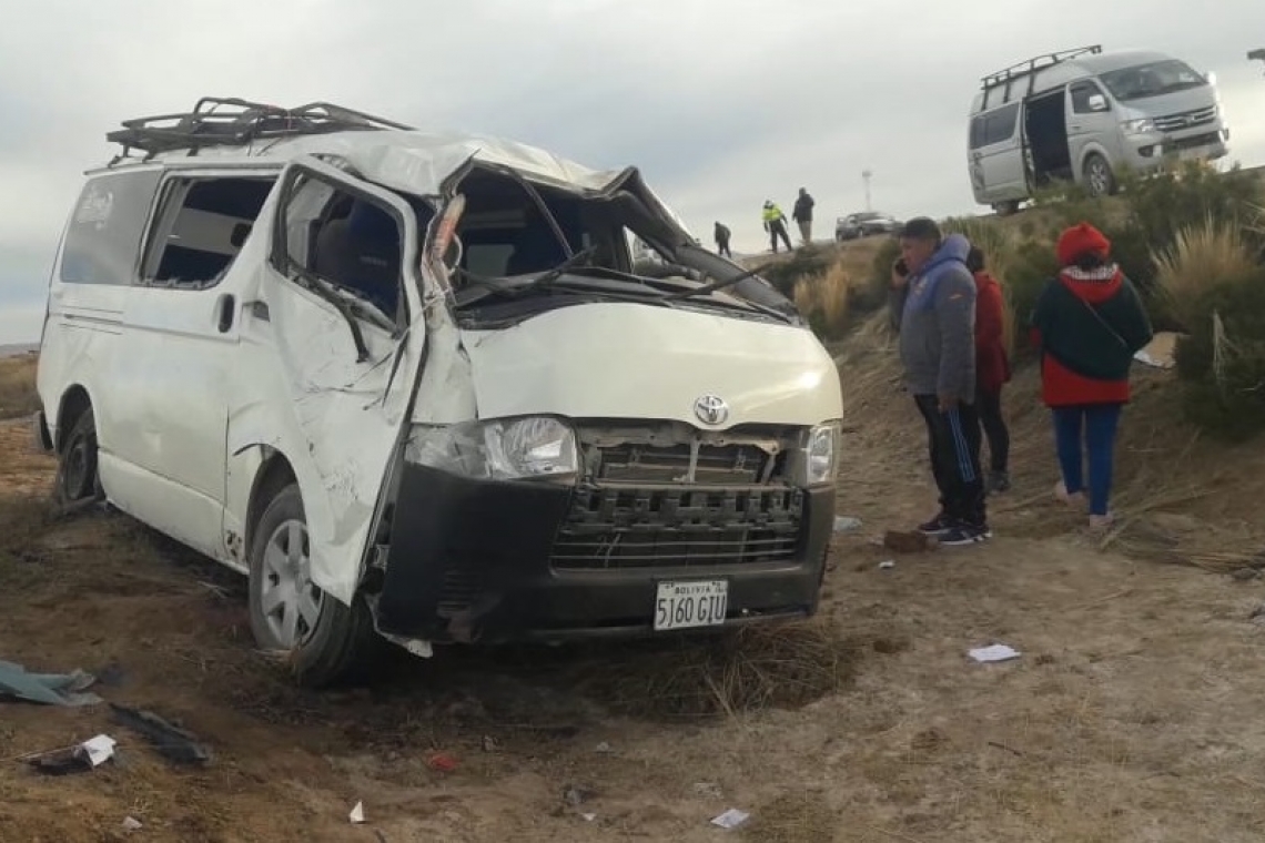 9 personas heridas tras el vuelco de un  minibús en la doble vía Oruro-La Paz