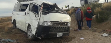 9 personas heridas tras el vuelco de un  minibús en la doble vía Oruro-La Paz
