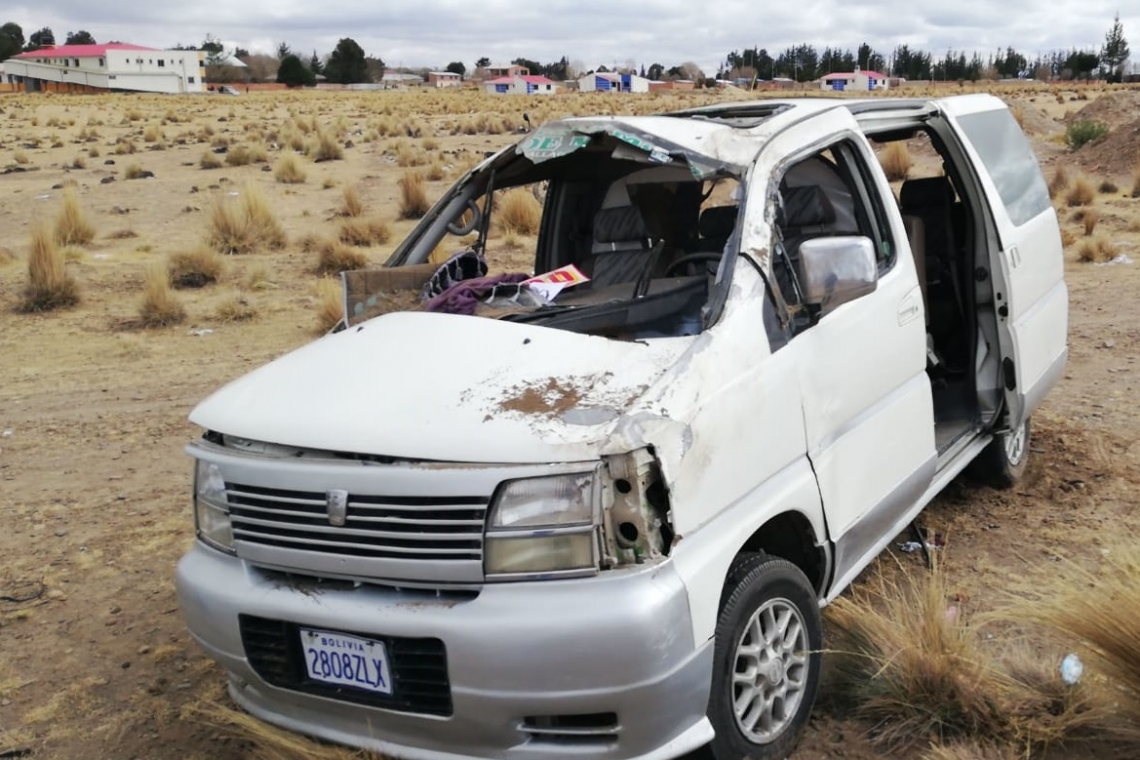 Vagoneta se accidenta en la carretera Oruro-Potosí y deja a 7 heridos