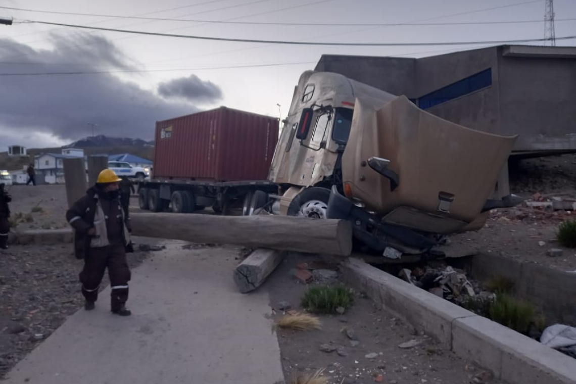 No pudo controlar su camión y  “fue a parar” a una canaleta