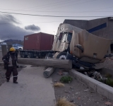 No pudo controlar su camión y  “fue a parar” a una canaleta