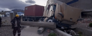 No pudo controlar su camión y  “fue a parar” a una canaleta