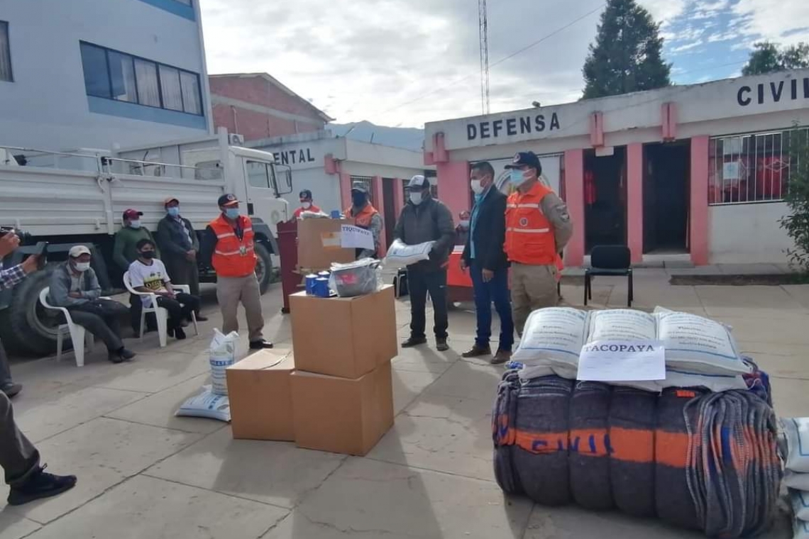 Defensa Civil entrega ayuda humanitaria a 1.141 familias de Tiquipaya y Tacopaya