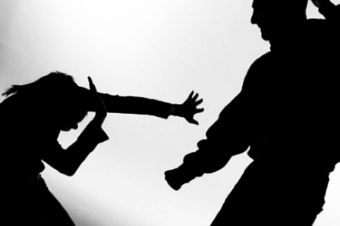 Sujeto aparentemente “drogado” golpeó a  su pareja al extremo de “mandarla al hospital”