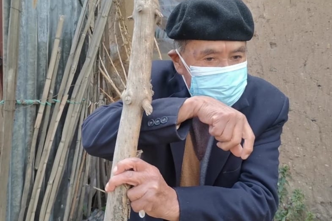 A sus 92 años, Raúl es víctima de violencia por  su esposa e hija al extremo de robarle su renta de vejez