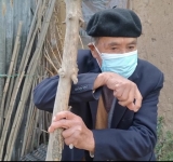 A sus 92 años, Raúl es víctima de violencia por  su esposa e hija al extremo de robarle su renta de vejez