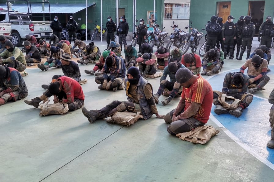 Capturan a 15 “jucus” en posesión de 250 kilos de mineral sustraído de la Empresa Minera Huanuni 
