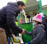 Policía entrega herramientas e insumos a familias de escasos recursos en El Alto
