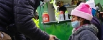 Policía entrega herramientas e insumos a familias de escasos recursos en El Alto