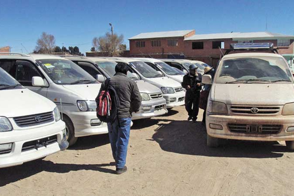 Chuteros “denuncian” que policías y militares realizan cobros  excesivos por el paso de vehículos indocumentados