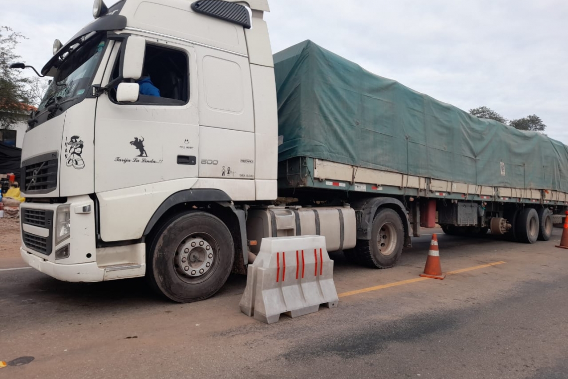 Incautan 5 camiones que transportaban soya de contrabando en Tarija