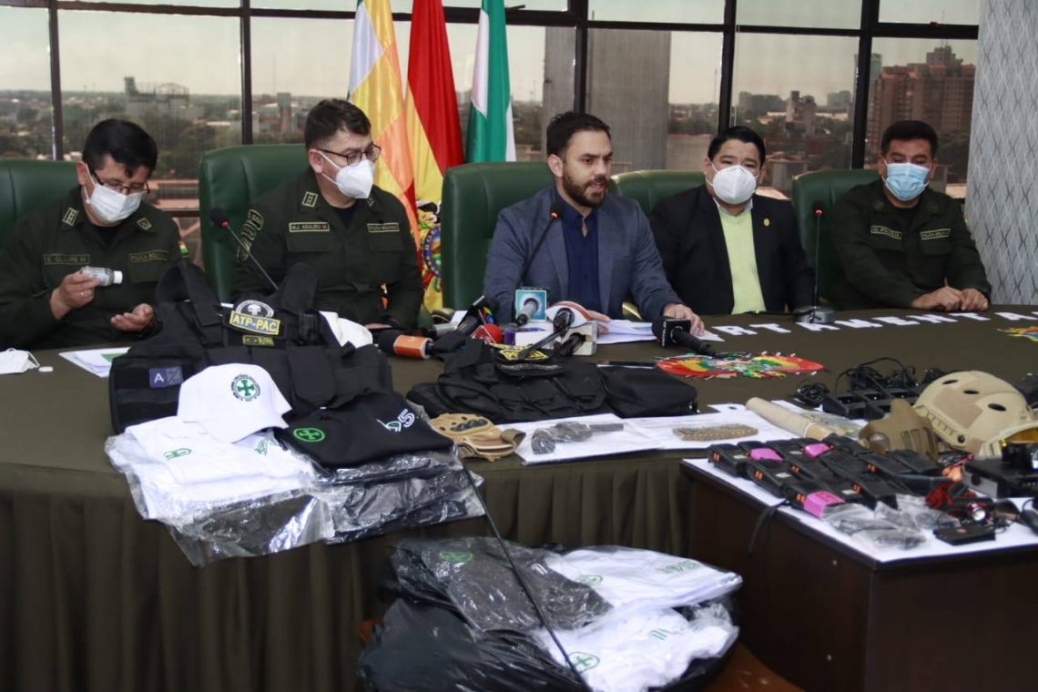 Policía descubre a jóvenes en poder de armas  y uniformes policiales