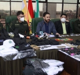 Policía descubre a jóvenes en poder de armas  y uniformes policiales