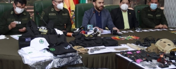 Policía descubre a jóvenes en poder de armas  y uniformes policiales
