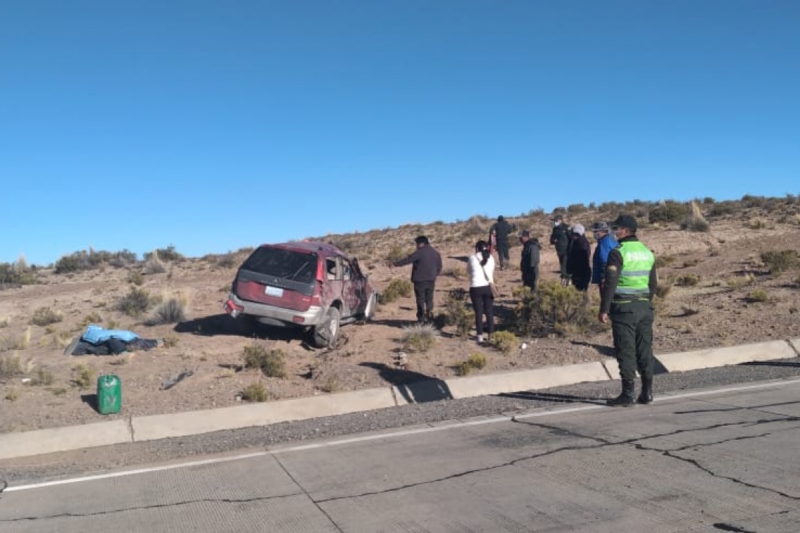 Una persona muere y dos quedan heridas tras  un accidente de tránsito en la carretera Oruro-Pisiga