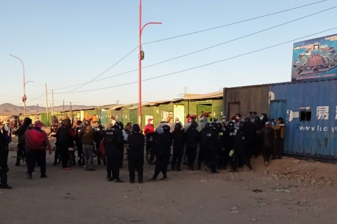 2 policías resultan heridos durante la acción de retiro de casetas ilegales en la zona sureste