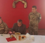 Ministro Novillo degusta rancho de tropa de la Policía Militar en Cochabamba