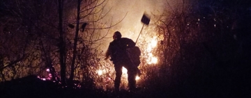 Reportan incendio cerca de Puerto Quijarro, marinos combaten sin pausa contra el fuego