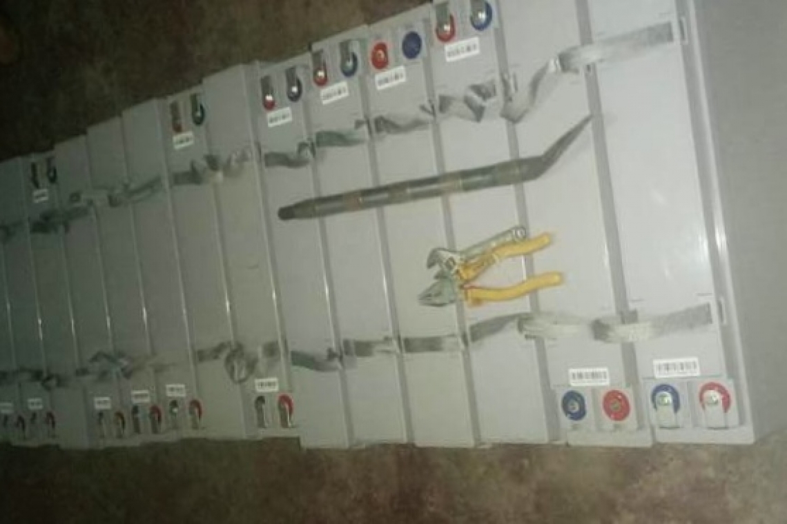 Navales sorprenden en “flagrancia” robo de baterías de Entel en Huatajata