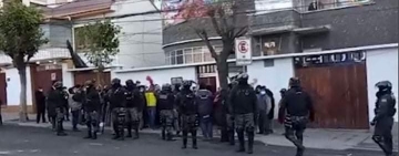 La Paz amanece con intento de toma de sede de la CSUTCB, hay 15 aprehendidos