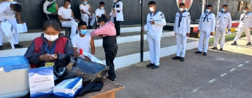 En “Carcaje” aplican primera dosis para proteger del COVID-19 a marineros