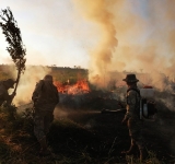 Navales extinguen el incendio forestal en Puerto Ballivian, en Beni