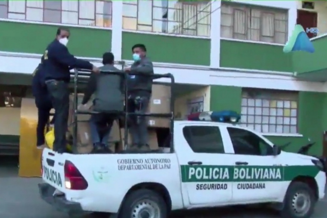 FELCC aprehende a tres personas y comisa medicamentos en La Paz