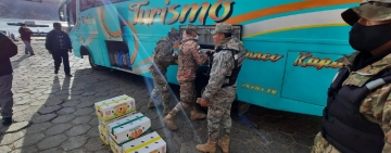 Navales comisan alimentos de contrabando en Tiquina