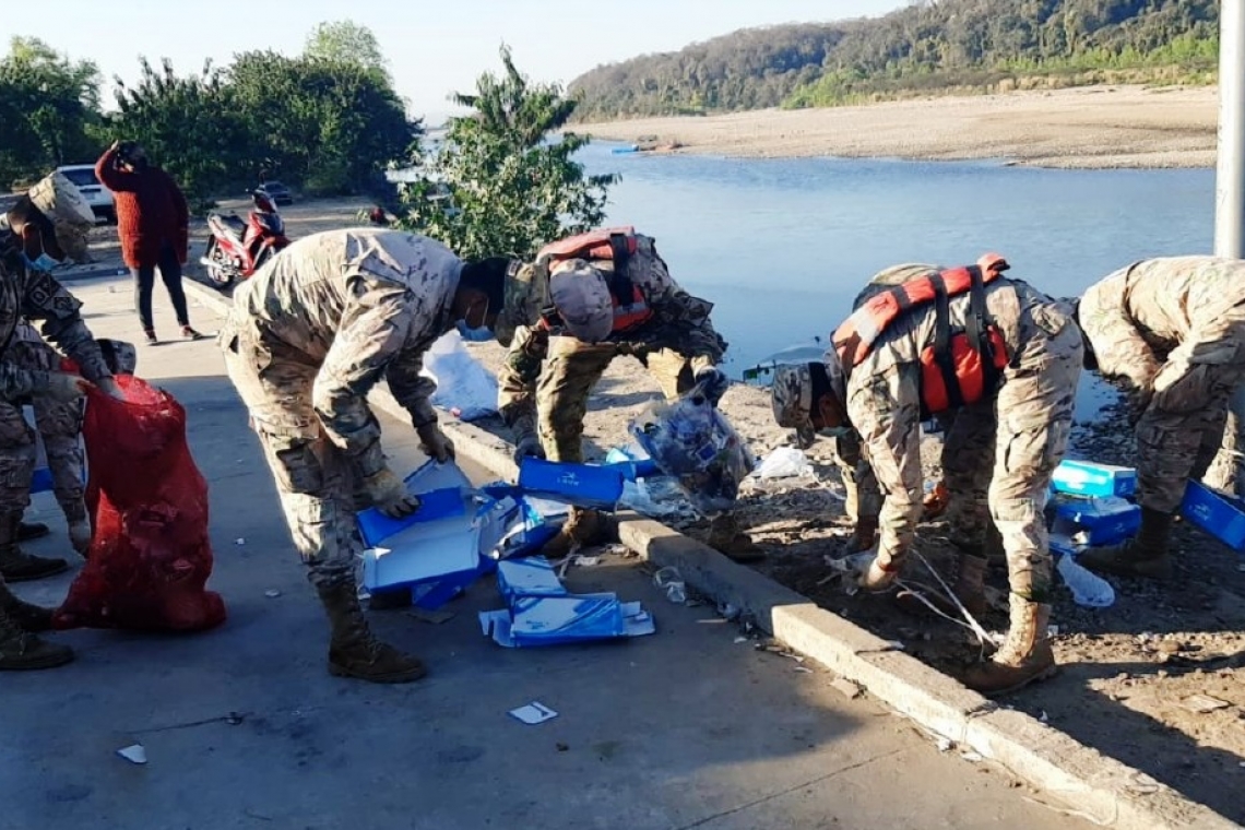 Navales en campaña de limpieza reflexión ambiental en Bermejo