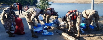 Navales en campaña de limpieza reflexión ambiental en Bermejo