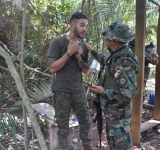 Brasilero cae en Beni con helicóptero y cocaína, la FELCN desmantela pistas