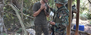 Brasilero cae en Beni con helicóptero y cocaína, la FELCN desmantela pistas