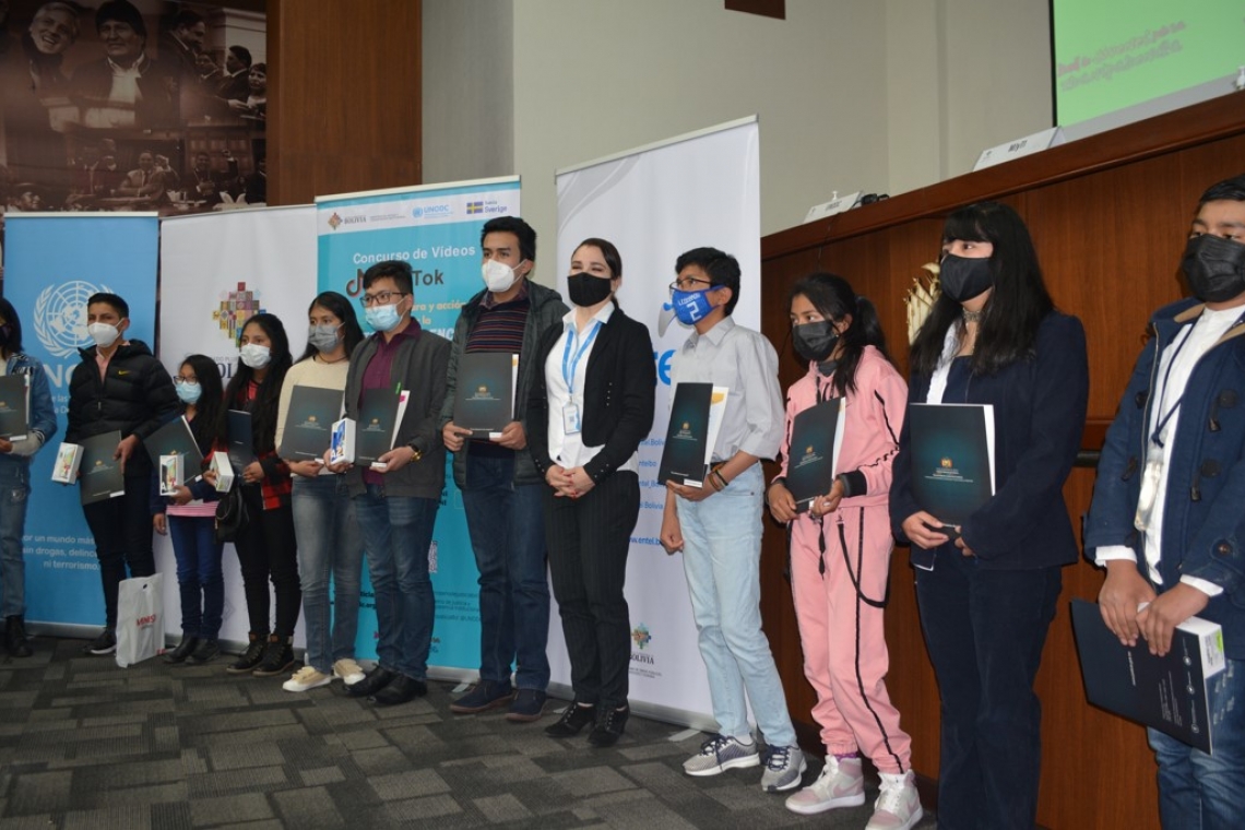 ENTEL premia con internet a ganadores de concurso de mensajes audiovisuales 