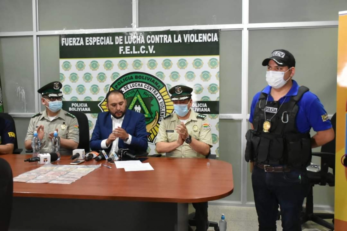 Policía se negó recibir soborno y presentó al agresor que golpeo a su pareja