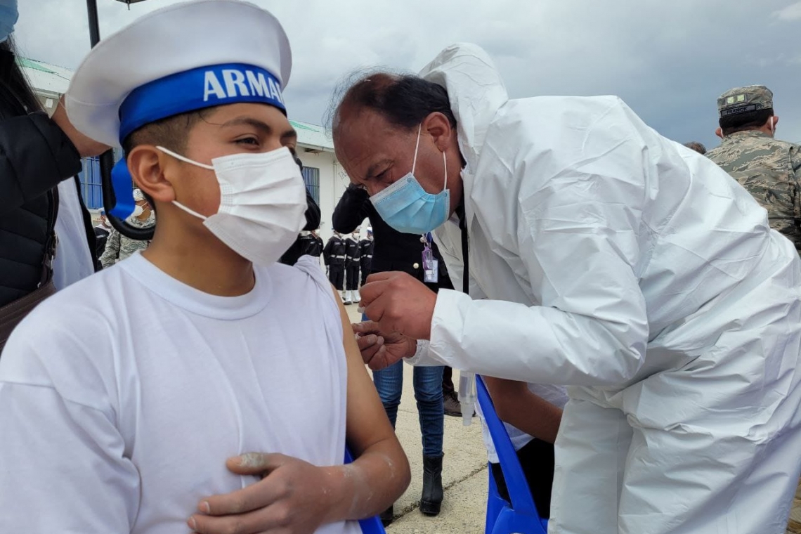 Marineros estimulan a vacunarse contra el COVID-19 en las FFAA